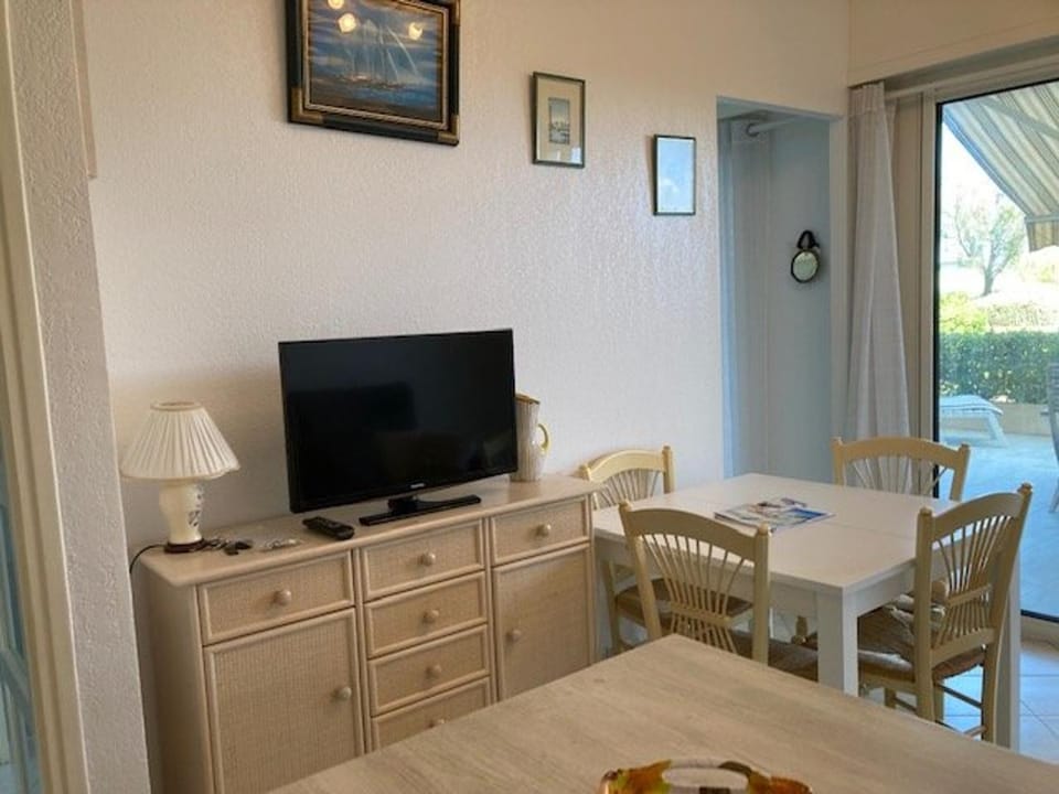 T2 Climatisé Proche Plage avec Parking - Le Lavandou - FR-1-308-181 Apartment in Le Lavandou