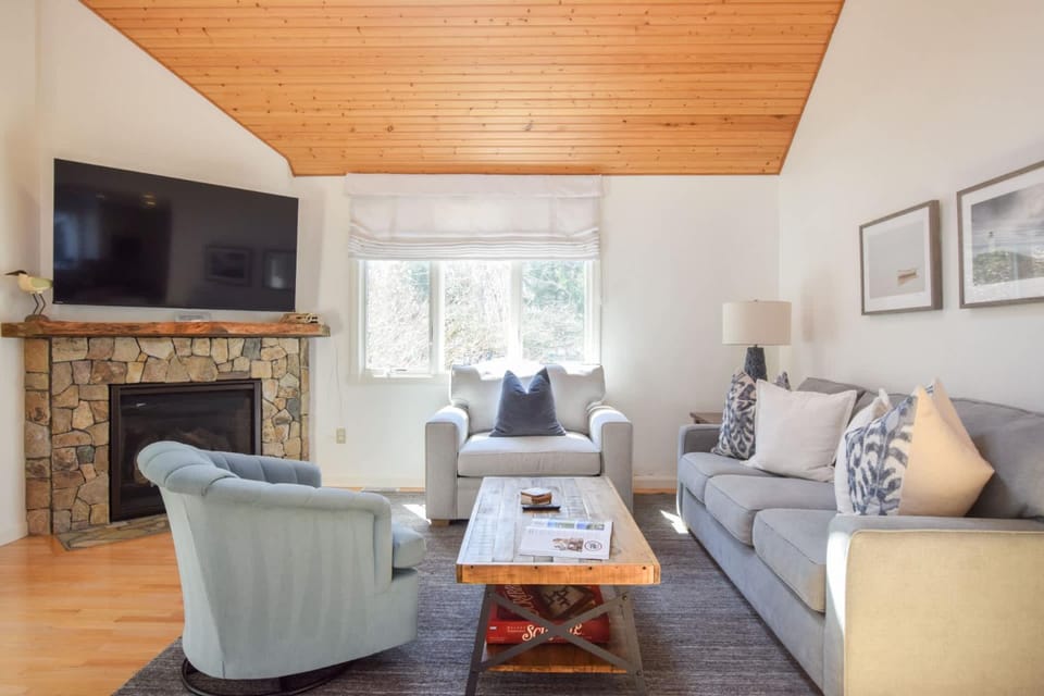 3000 Sq Ft Home with Hot Tub House in North Eastham