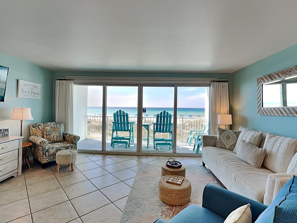 TV and multimedia, View (from property/room), Balcony/Terrace, Living room, Seating area, Beach, furniture