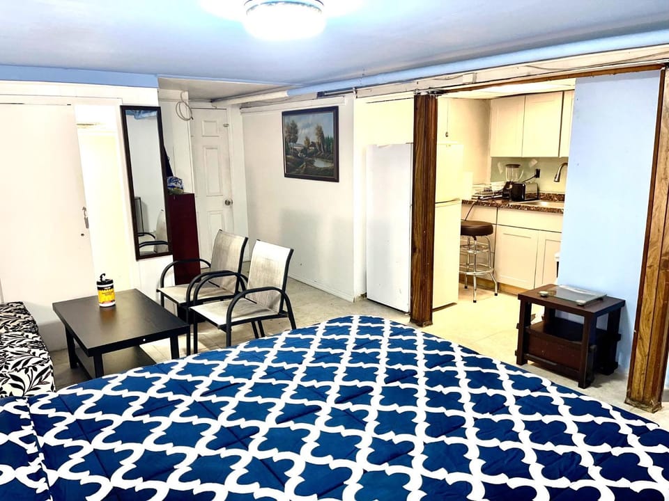 LGA Airport near, Studio walk in bsmt Apt in a Private House! Apartment in Jackson Heights