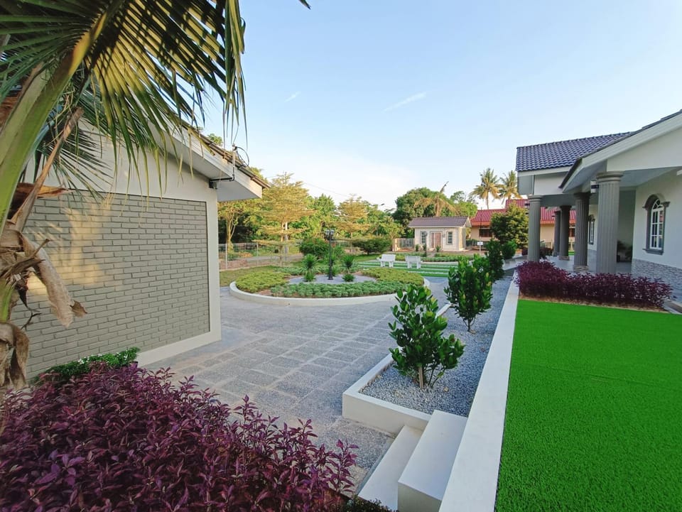 Property building, Garden, Garden view, Area and facilities