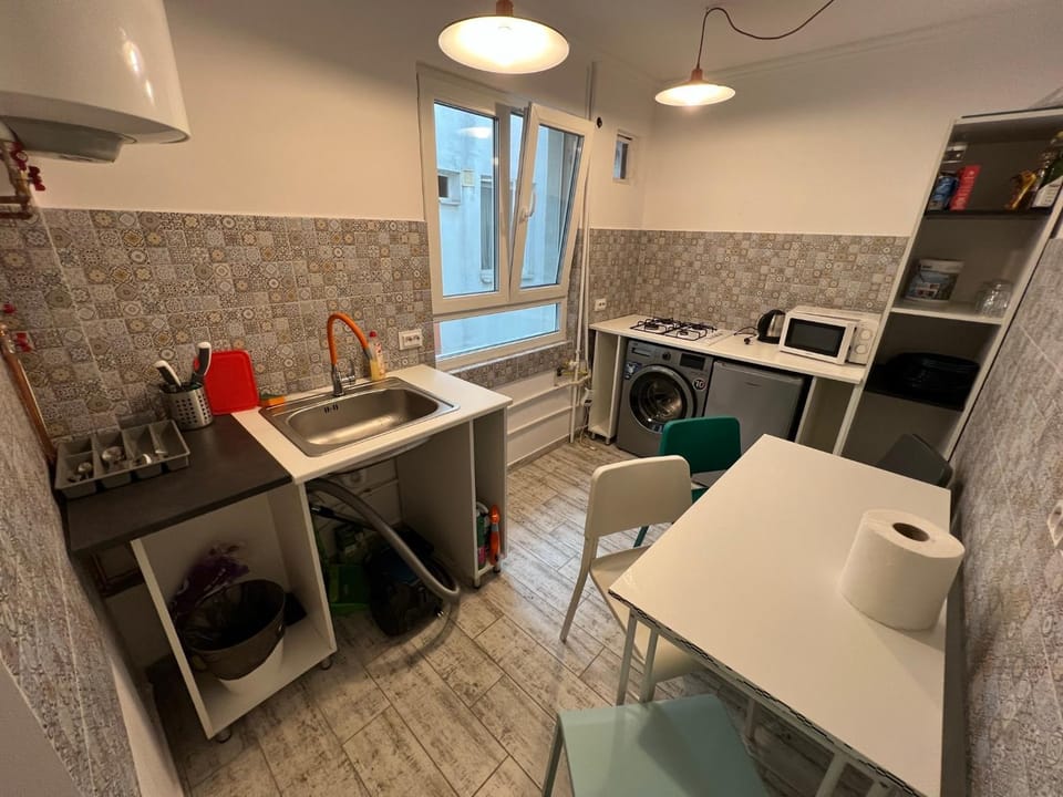 Kitchen or kitchenette, Seating area, Dining area