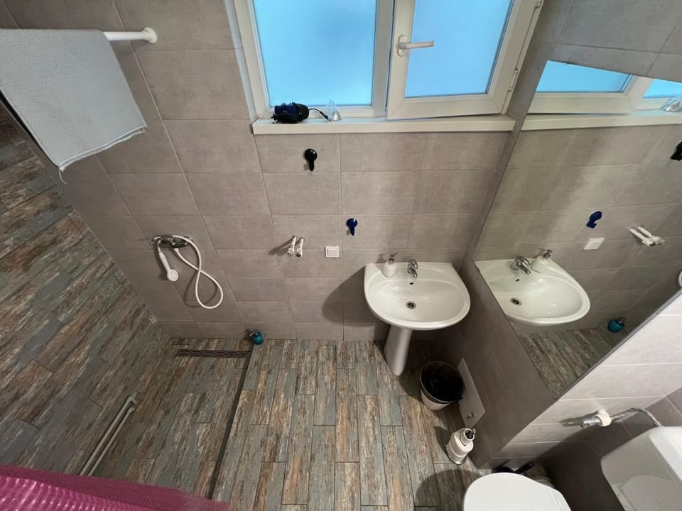 Shower, Toilet, Bathroom, towels