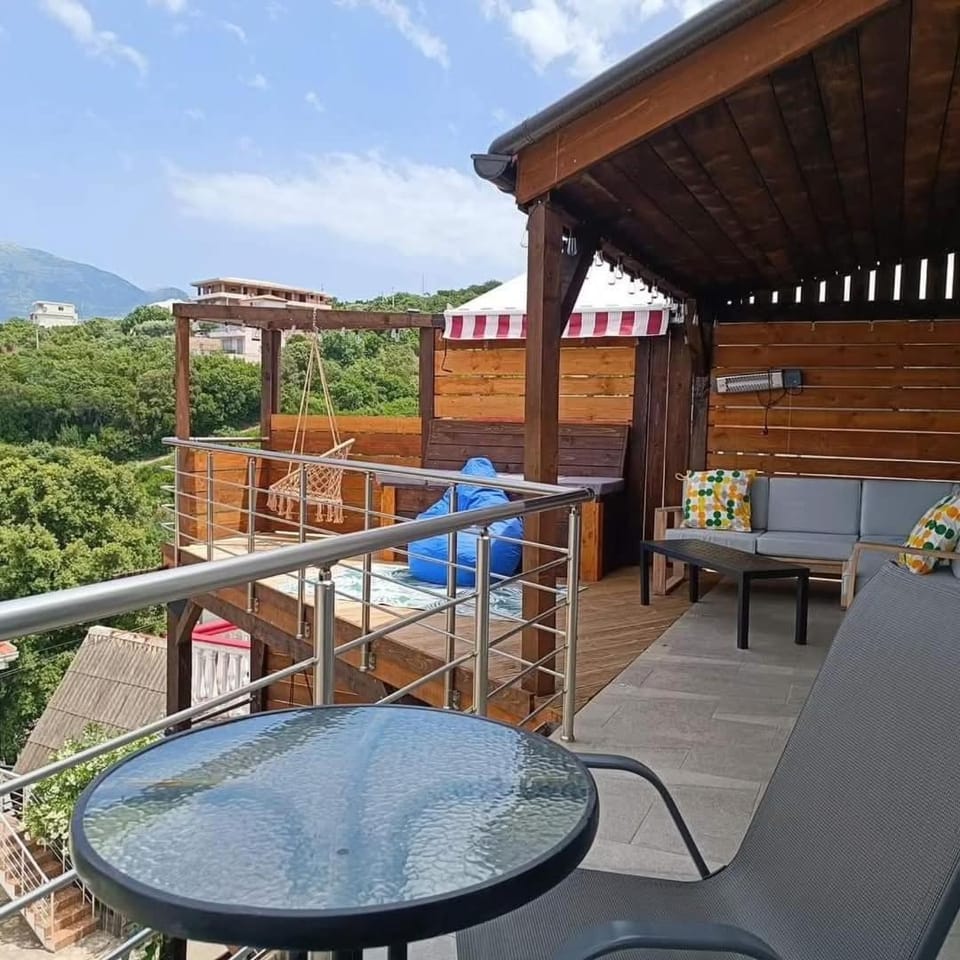 Balcony/Terrace, Seating area, Dining area, Mountain view
