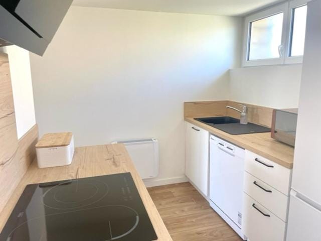 Logement entier indépendant dans une maison calme avec jardin barbecue face aux vignes pouvant accueillir cette personne très bien si tu es à 5 minutes de Saint-Émilion 5 minutes du centre-ville de Libourne et 5 minutes de l'hôpital Apartment in Nouvelle-Aquitaine