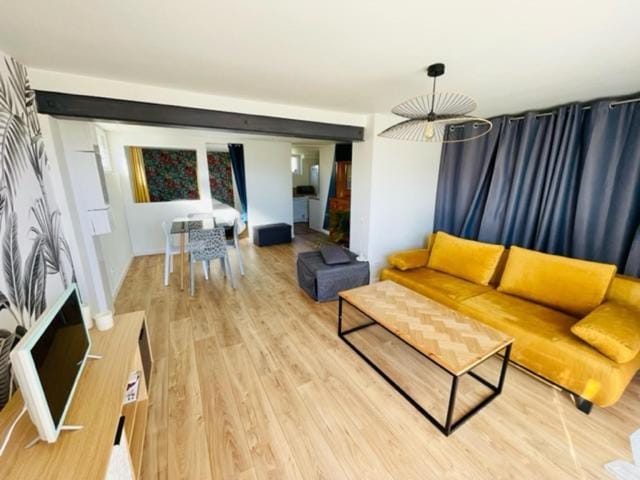 Logement entier indépendant dans une maison calme avec jardin barbecue face aux vignes pouvant accueillir cette personne très bien si tu es à 5 minutes de Saint-Émilion 5 minutes du centre-ville de Libourne et 5 minutes de l'hôpital Apartment in Nouvelle-Aquitaine