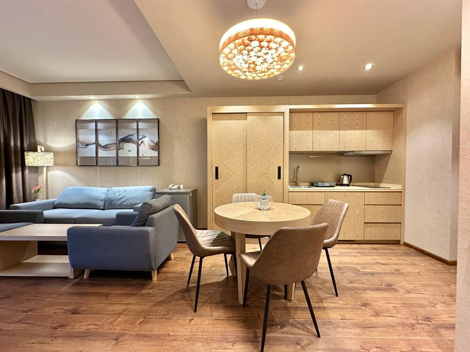 Kitchen or kitchenette, Living room, Seating area, Dining area, minibar, stove