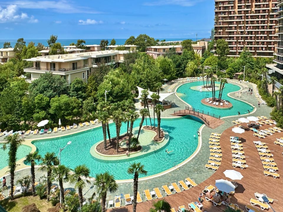 Property building, Day, Neighbourhood, Natural landscape, Garden, City view, Garden view, Pool view, Swimming pool, Swimming pool, Location, sunbed