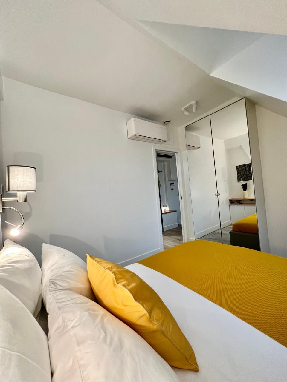 Bedroom, air conditioner