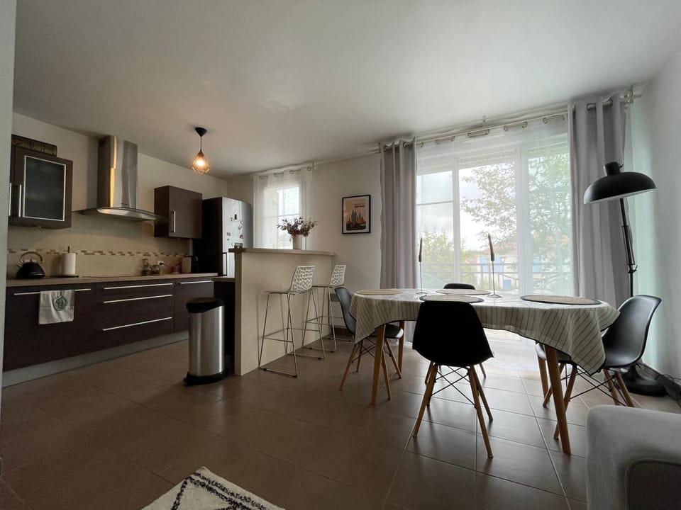 Kitchen or kitchenette, Dining area