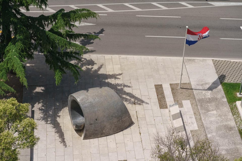 Neighbourhood, Location