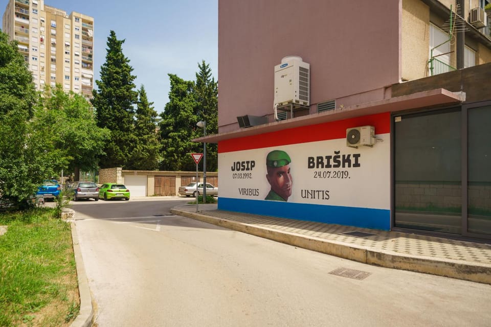 Property building, Neighbourhood, Location