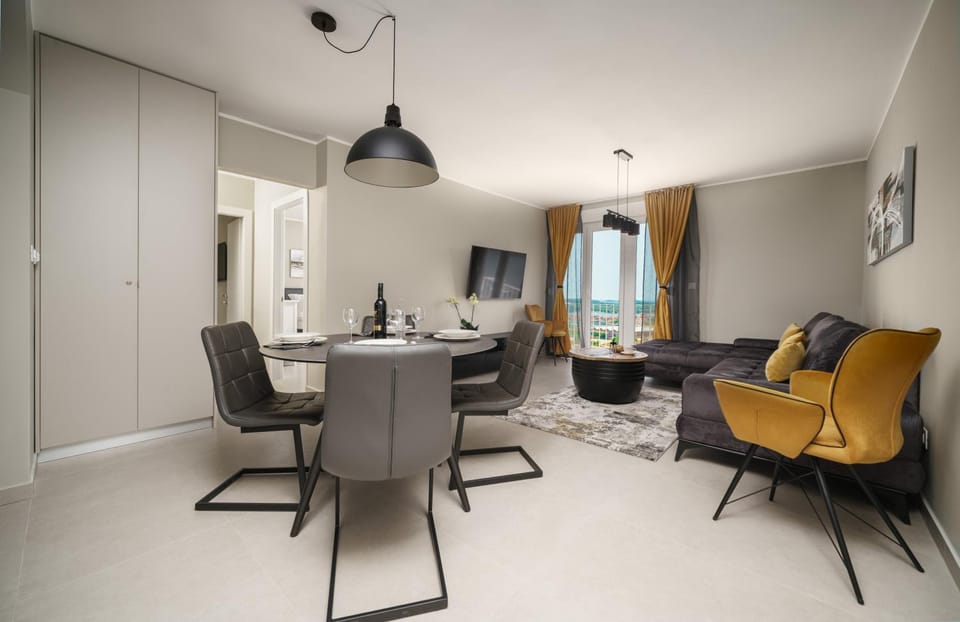 TV and multimedia, Living room, Seating area, Dining area