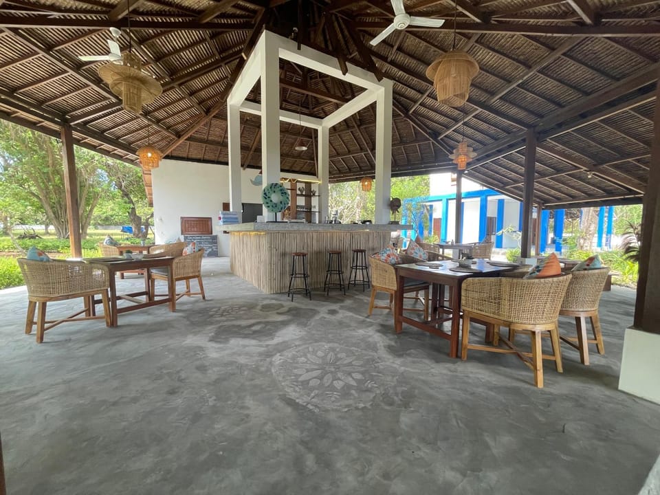 Restaurant/places to eat, Seating area, Dining area