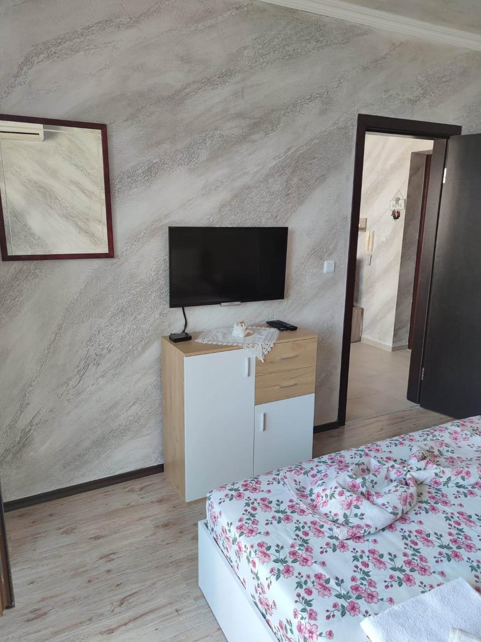 Bed, TV and multimedia, Photo of the whole room, Bedroom, hair dresser, wardrobe