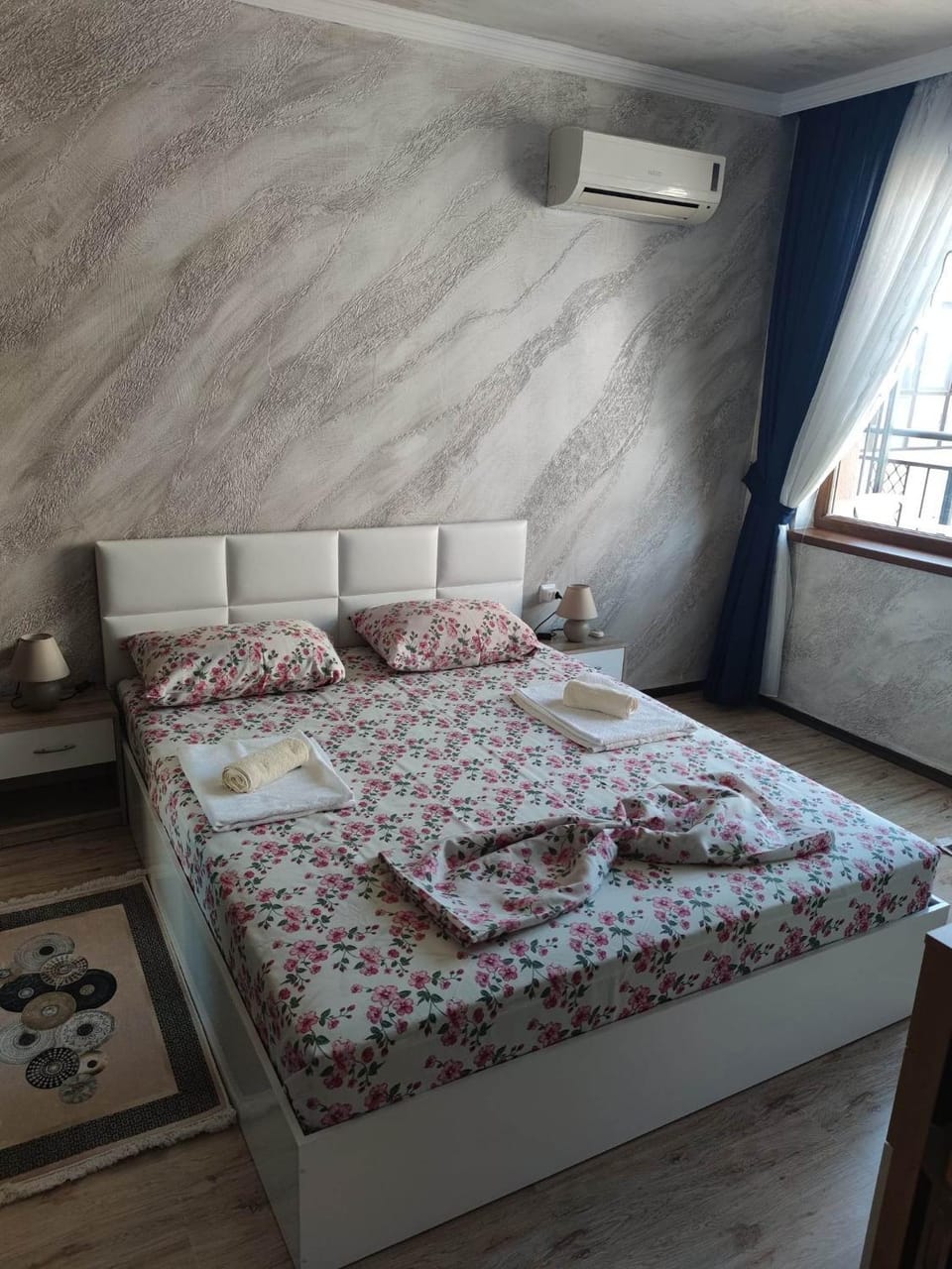 Bed, Bedroom, towels, air conditioner