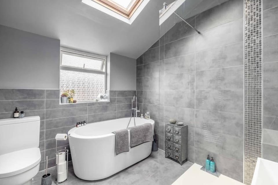 Stylish 2-Bed House With Office And Private Garden - By Tempstay House in Windsor