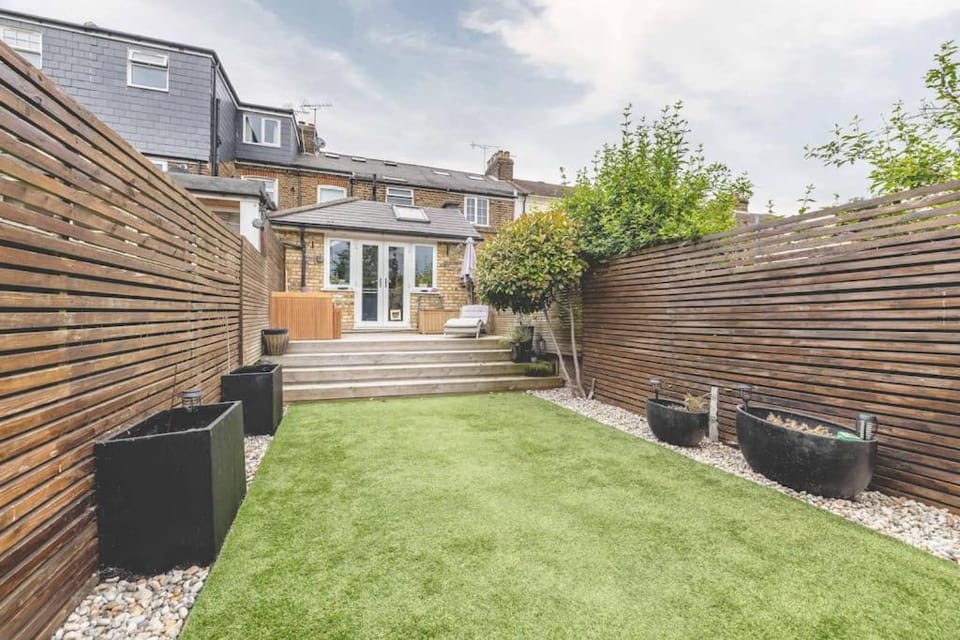 Stylish 2-Bed House With Office And Private Garden - By Tempstay House in Windsor