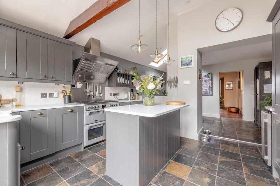 Stylish 2-Bed House With Office And Private Garden - By Tempstay House in Windsor