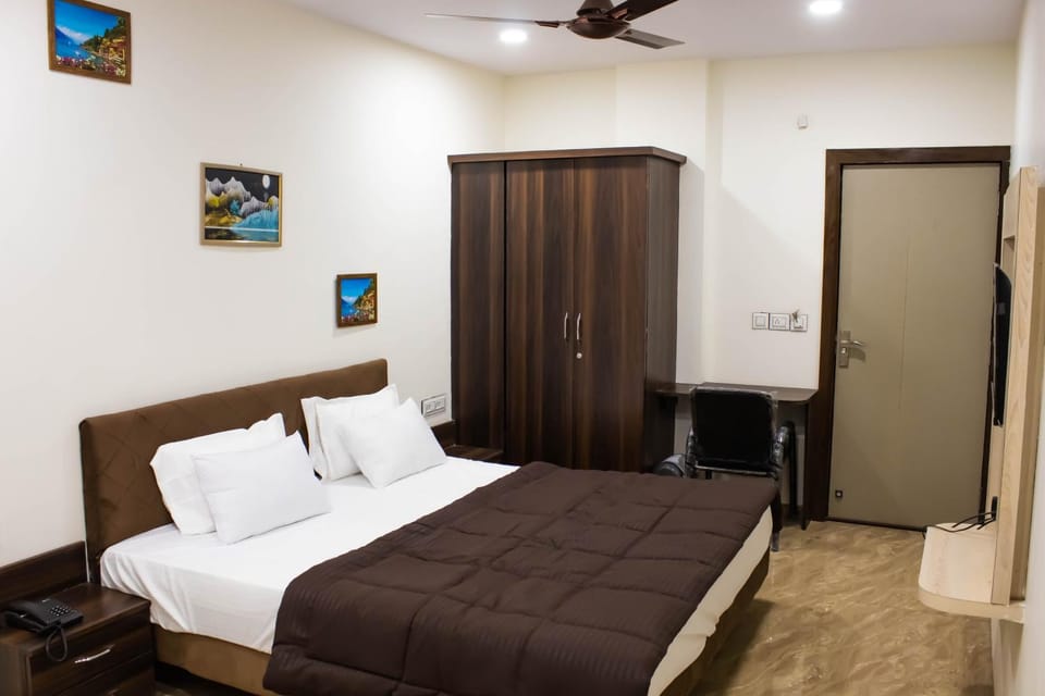 Bed, Bedroom, fireplace, wardrobe