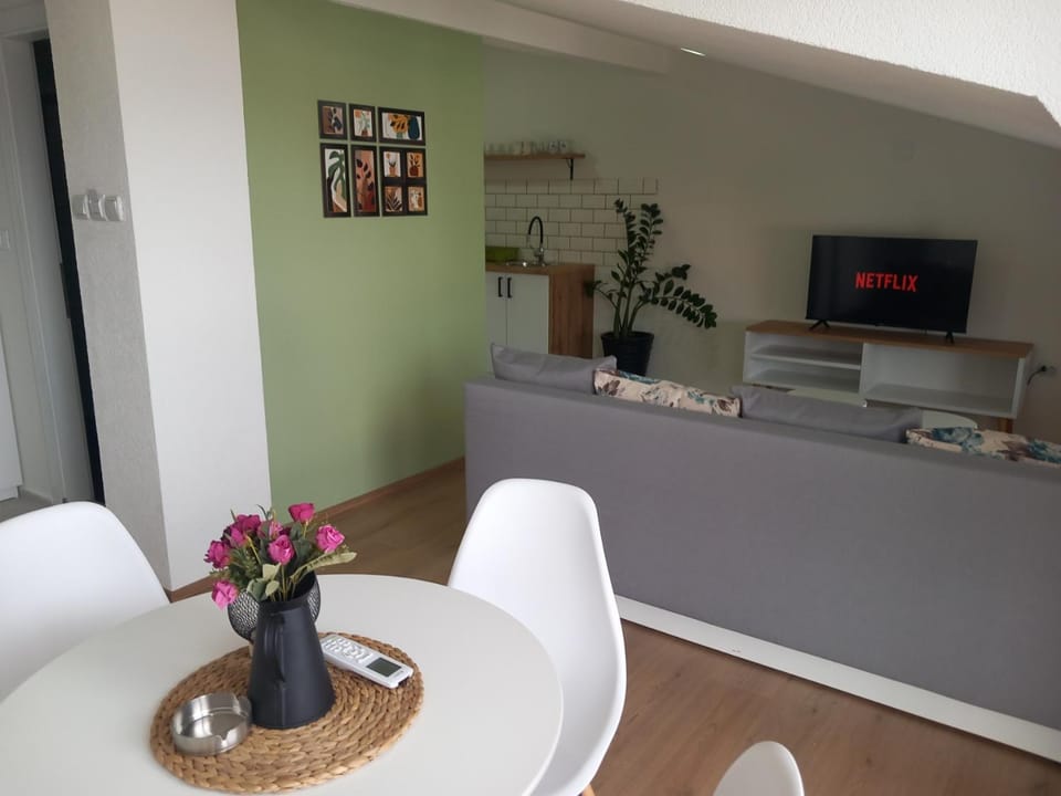 TV and multimedia, Living room, Seating area, Dining area
