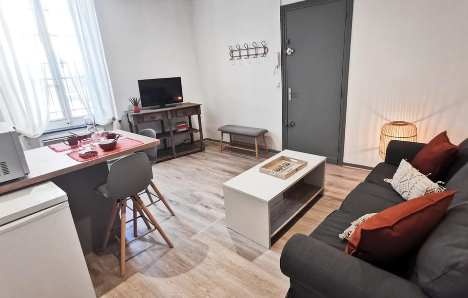 Communal lounge/ TV room, TV and multimedia, Living room, Seating area, Dining area