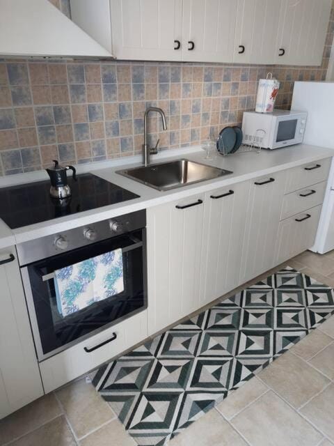 Coffee/tea facilities, Kitchen or kitchenette, minibar, pet friendly, stove