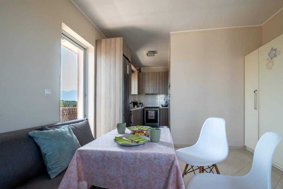 Kitchen or kitchenette, Living room, Seating area, Dining area, pet friendly, stove