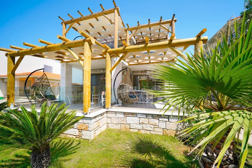 Property building, Day, Garden, Balcony/Terrace, Garden view