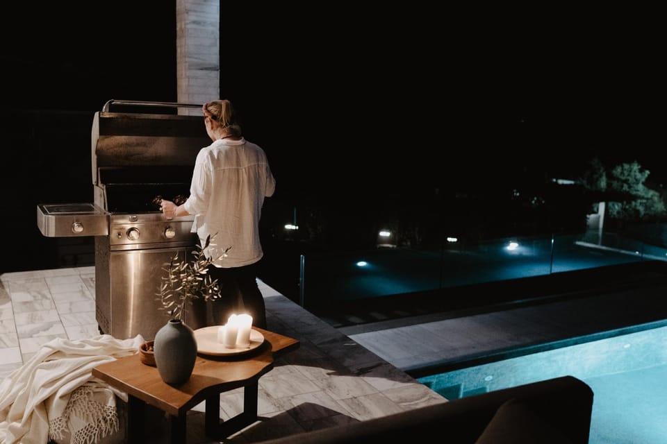 Night, BBQ facilities, Balcony/Terrace, Pool view, Swimming pool
