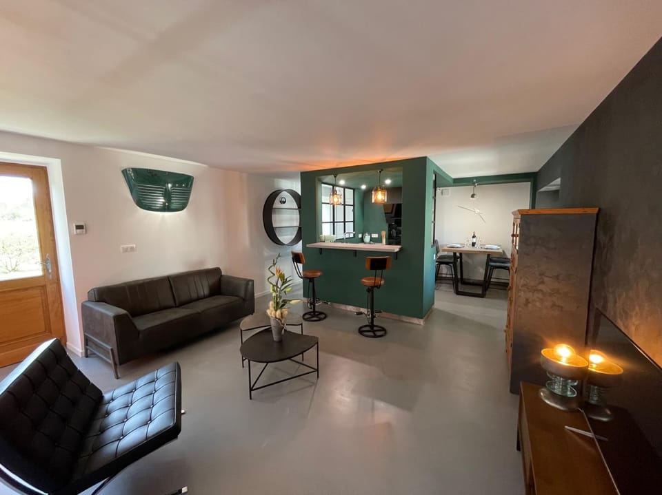 TV and multimedia, Kitchen or kitchenette, Living room, Seating area
