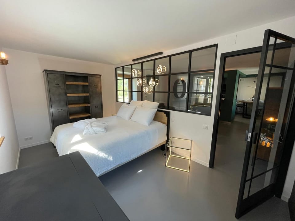 Bed, Photo of the whole room, Bedroom, wardrobe