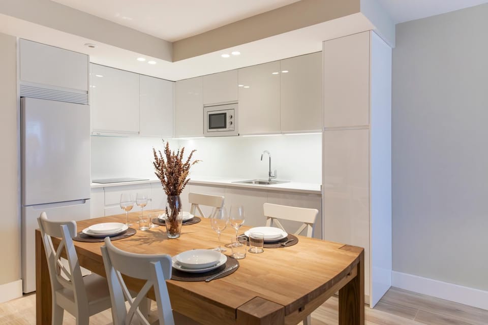 Kitchen or kitchenette, Dining area