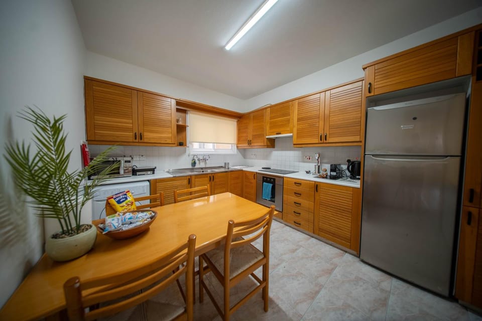 Dining area, microwave, oven, kitchen, kitchen