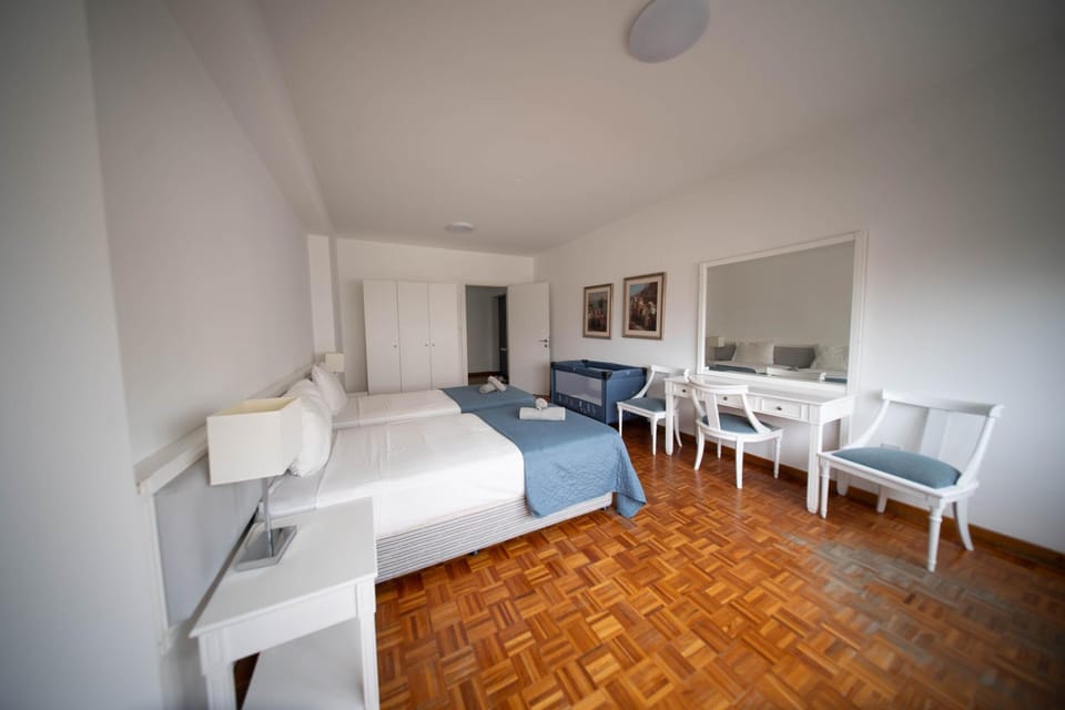 Bed, Bedroom, young children, group of guests, cot