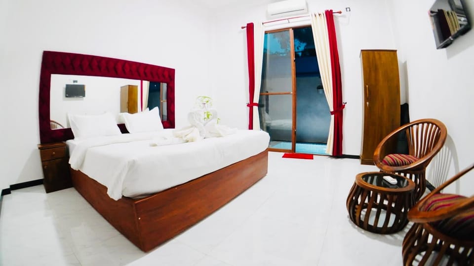 Restaurant/places to eat, Bed, Photo of the whole room, Bedroom, Swimming pool