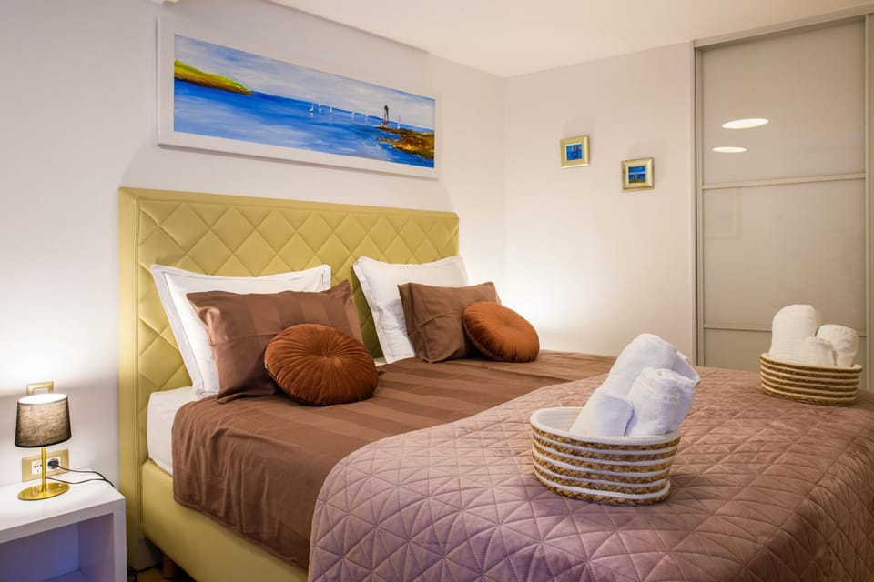 Bed, Photo of the whole room, Bedroom, towels