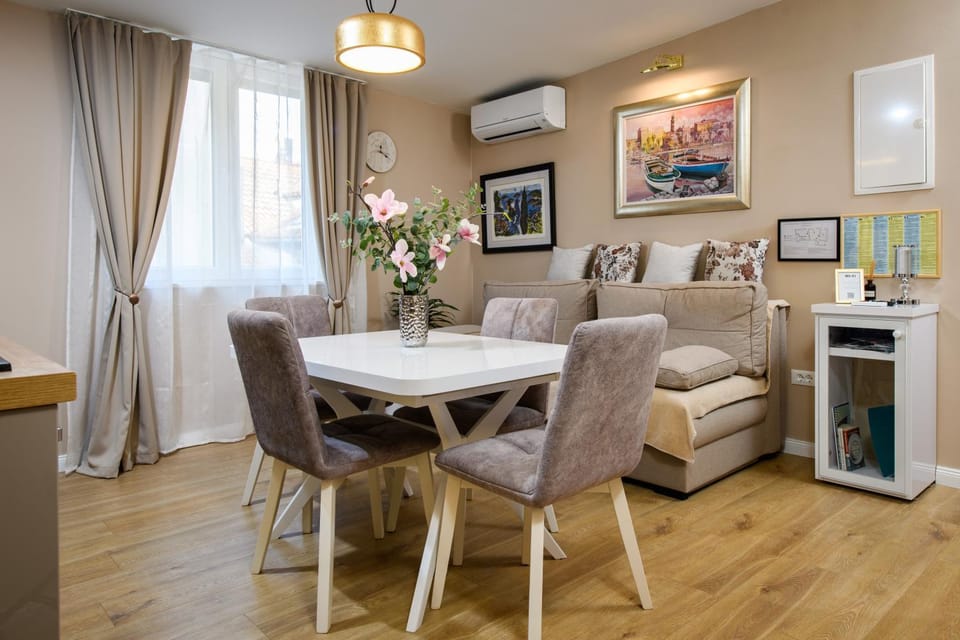 TV and multimedia, Kitchen or kitchenette, Living room, Dining area, air conditioner