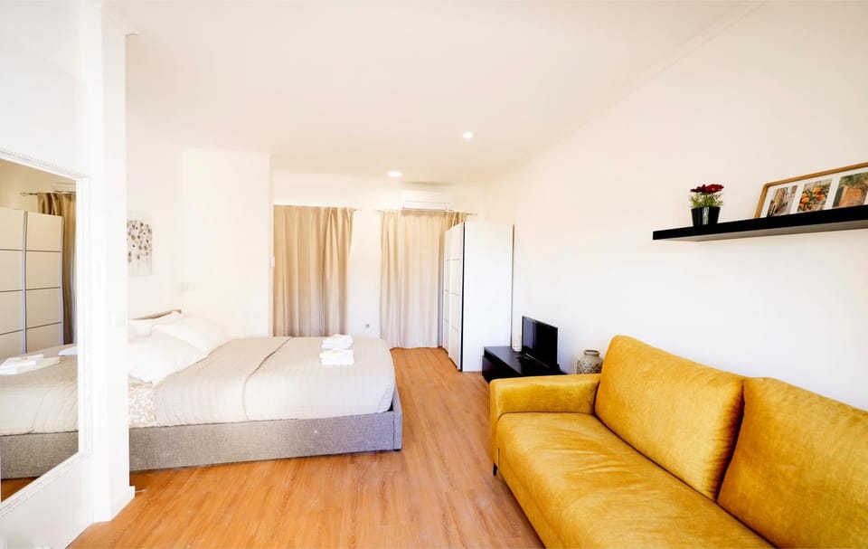 Bed, TV and multimedia, Living room, Bedroom, towels