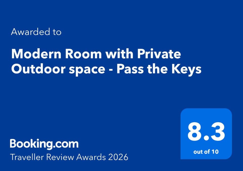 Modern Room with Private Outdoor space - Pass the Keys House in Newcastle upon Tyne