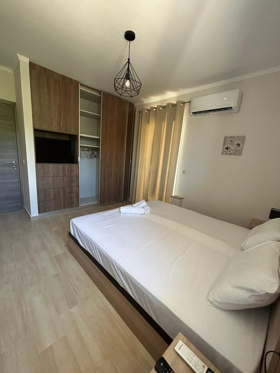 Bed, TV and multimedia, Photo of the whole room, Bedroom, wardrobe, air conditioner