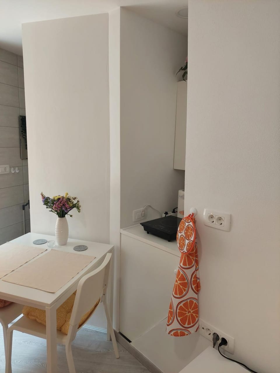 Kitchen or kitchenette, Dining area