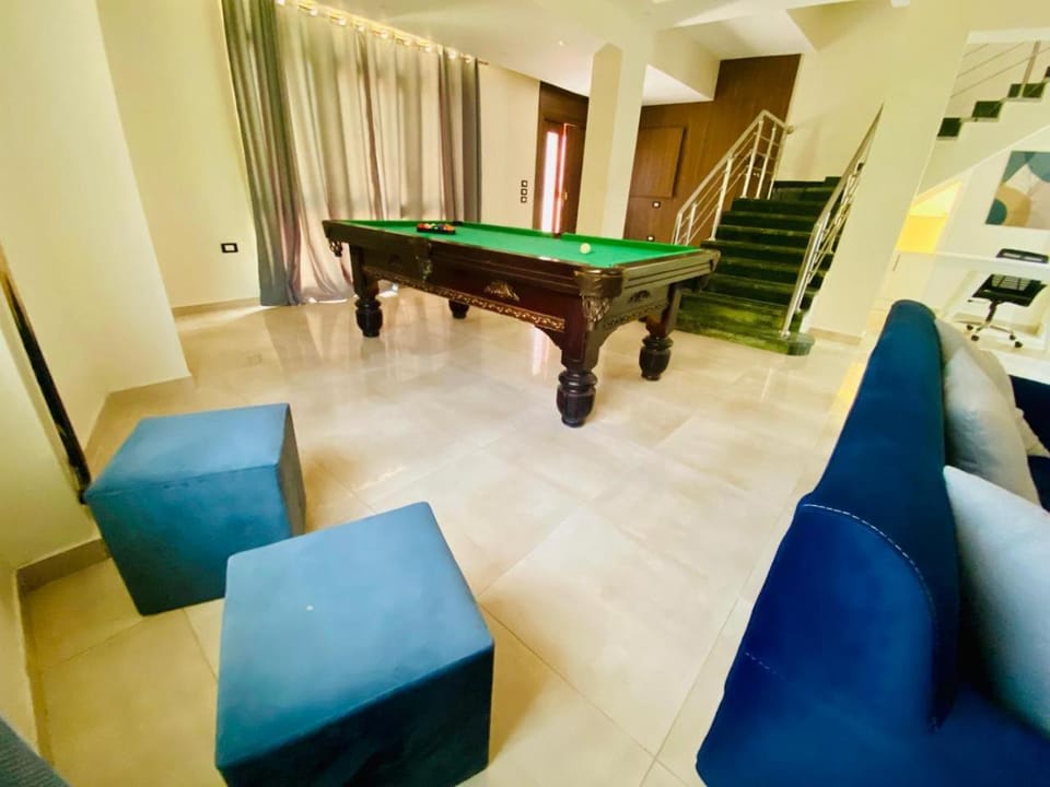 Billiard, Living room, Seating area