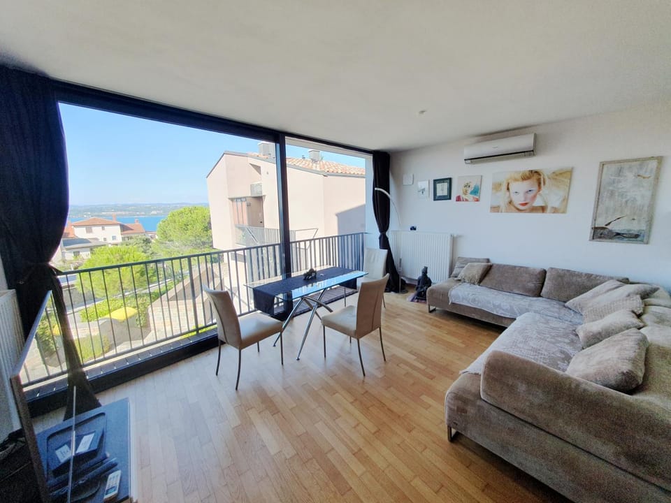 View (from property/room), Balcony/Terrace, Living room, Seating area, Dining area, Sea view
