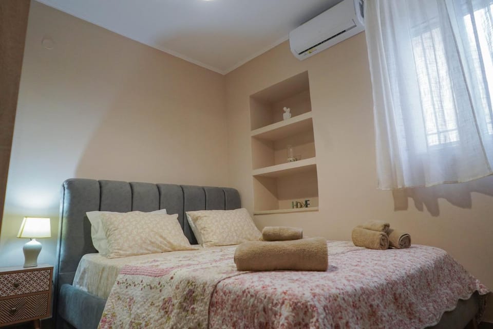 Bed, Photo of the whole room, Bedroom, air conditioner