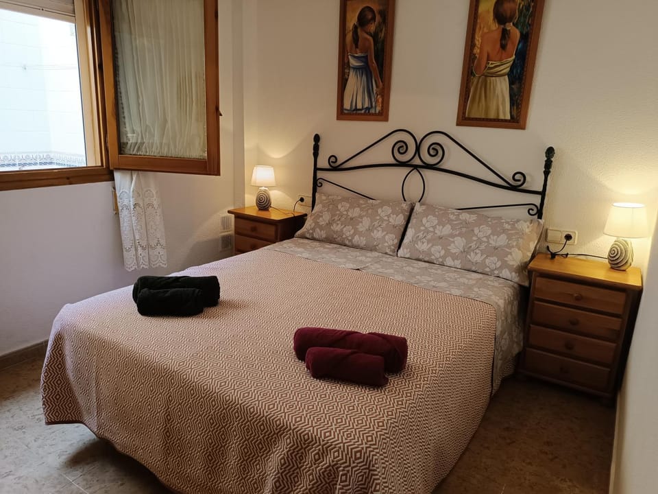 Bed, towels