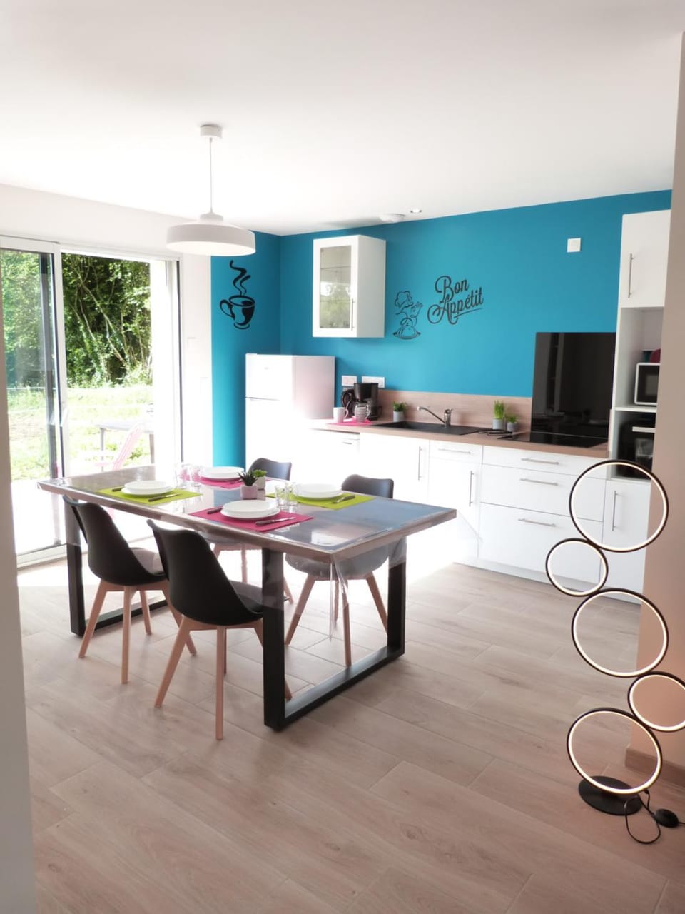 Kitchen or kitchenette, Seating area, Dining area