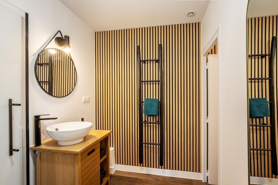 Bathroom, towels