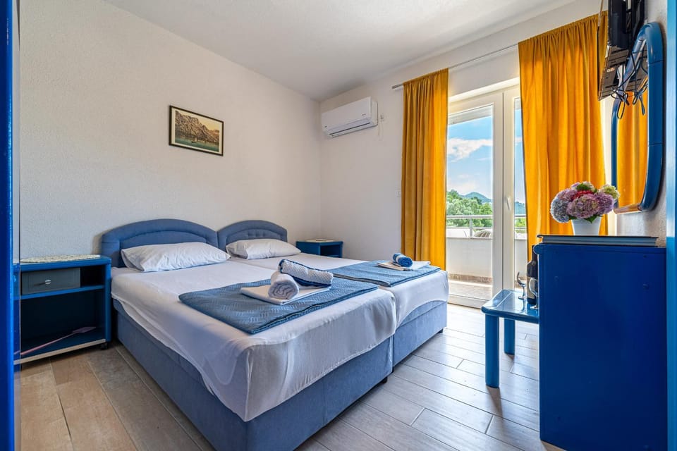 Bed, TV and multimedia, Living room, air conditioner