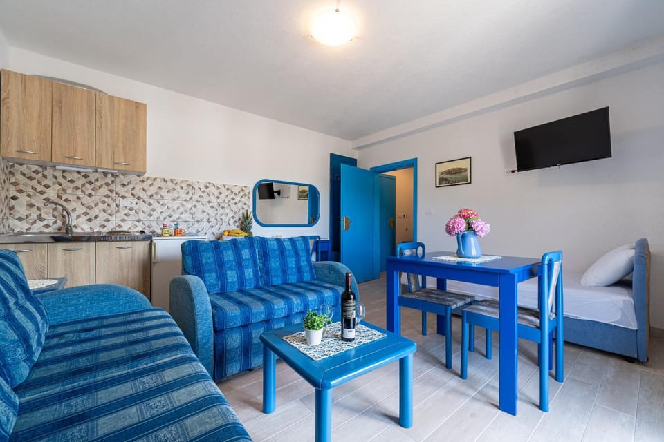 TV and multimedia, Kitchen or kitchenette, Living room, Dining area